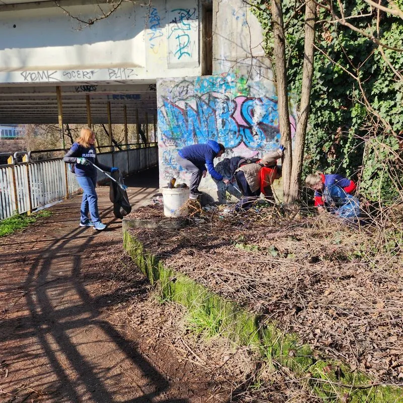 NICHELINO - I volontari di Plastic Free e «Io mi rifiuto» ripuliscono la città - FOTO