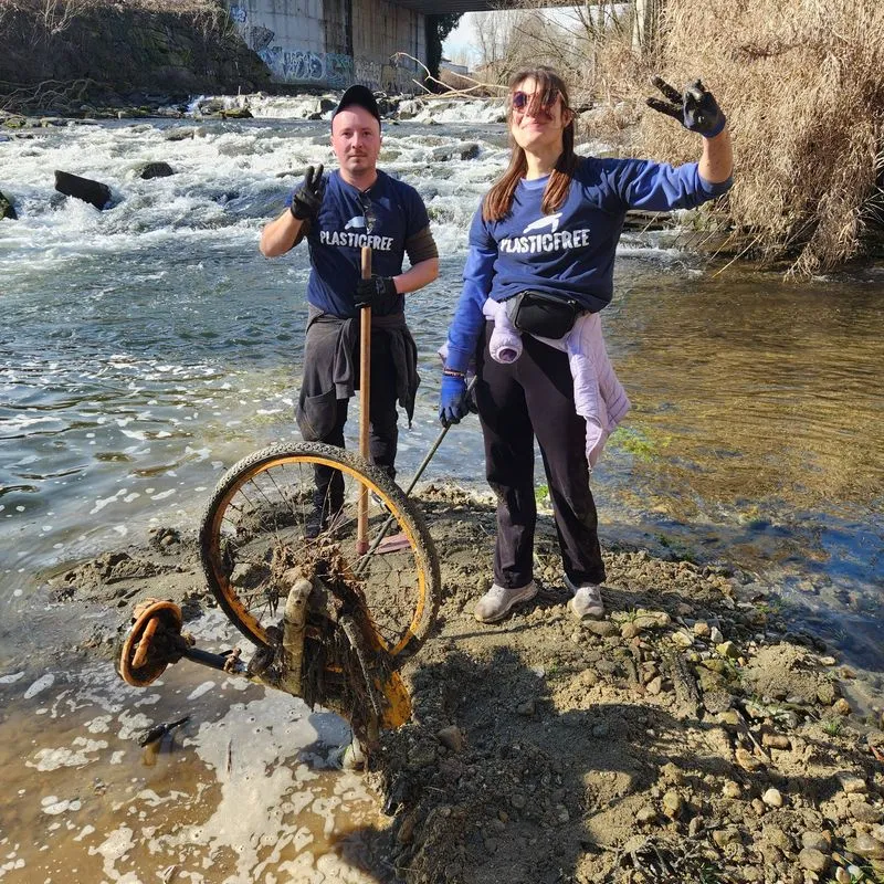NICHELINO - I volontari di Plastic Free e «Io mi rifiuto» ripuliscono la città - FOTO