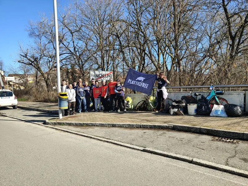 NICHELINO - I volontari di Plastic Free e «Io mi rifiuto» ripuliscono la città - FOTO