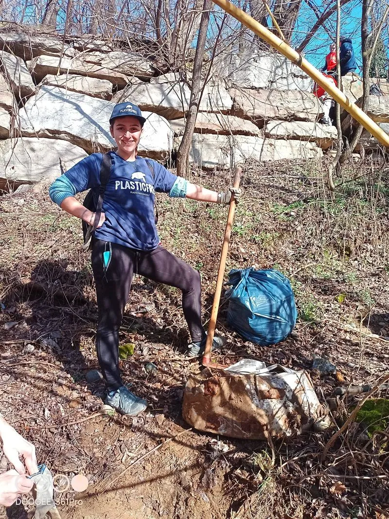 NICHELINO - I volontari di Plastic Free e «Io mi rifiuto» ripuliscono la città - FOTO