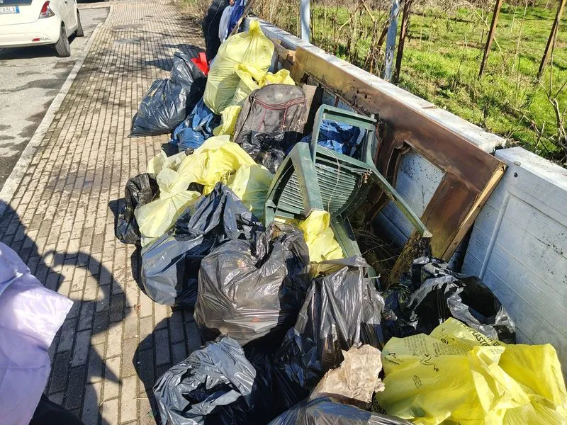 NICHELINO - I volontari di Plastic Free e «Io mi rifiuto» ripuliscono la città - FOTO