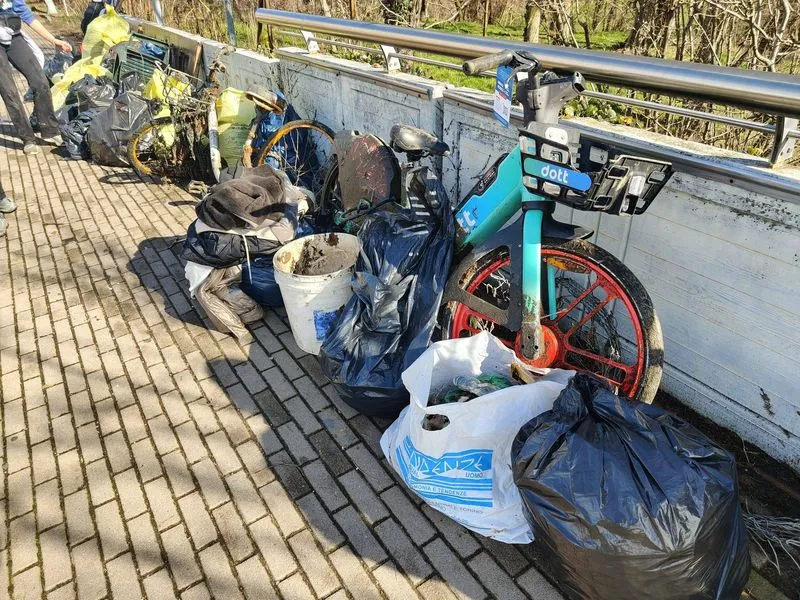 NICHELINO - I volontari di Plastic Free e «Io mi rifiuto» ripuliscono la città - FOTO