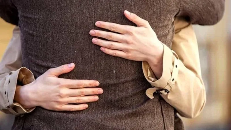 NICHELINO - Finge di conoscere un pensionato e lo abbraccia per derubarlo: caccia alla ladra di portafogli