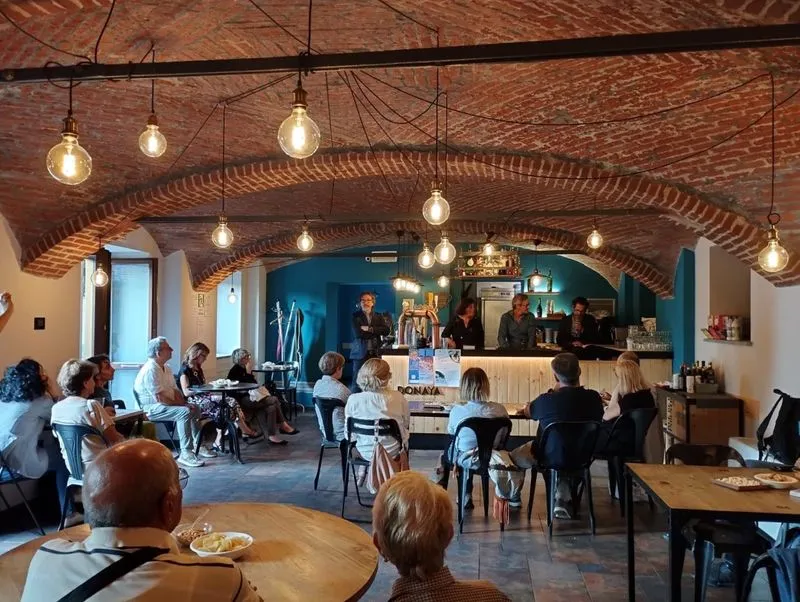NICHELINO - Iniziata con successo la rassegna «Libri al bancone» all'Open Factory