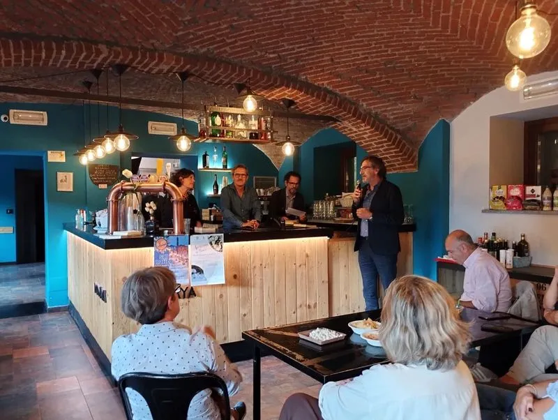 NICHELINO - Iniziata con successo la rassegna «Libri al bancone» all'Open Factory