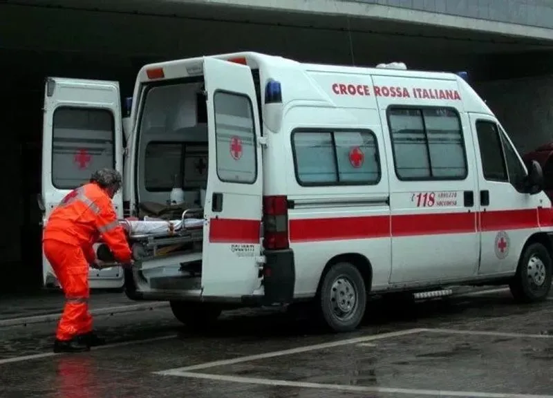 NICHELINO - Scontro frontale tra una moto e un'auto: centauro 59enne in ospedale
