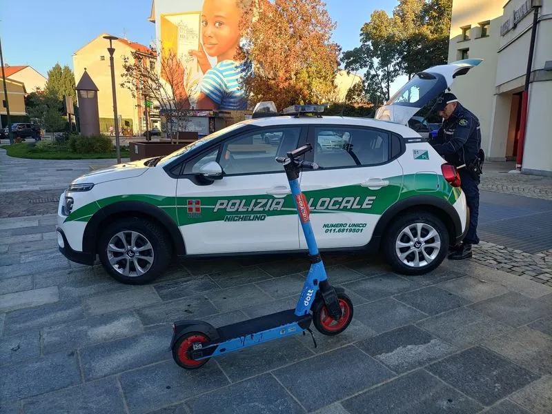 NICHELINO - Monopattini e bici elettriche, intensificati i controlli della polizia locale: subito sette multe