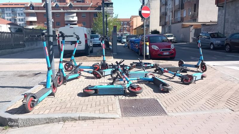 NICHELINO - Raffica di monopattini gettati a terra, lamentele dei residenti contro gli incivili