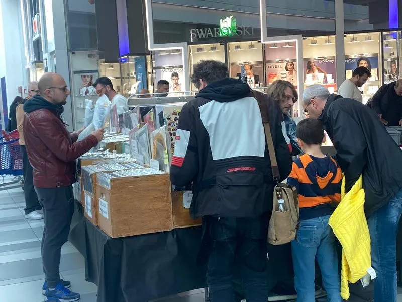 NICHELINO - Torna la mostra mercato del disco in vinile - FOTO