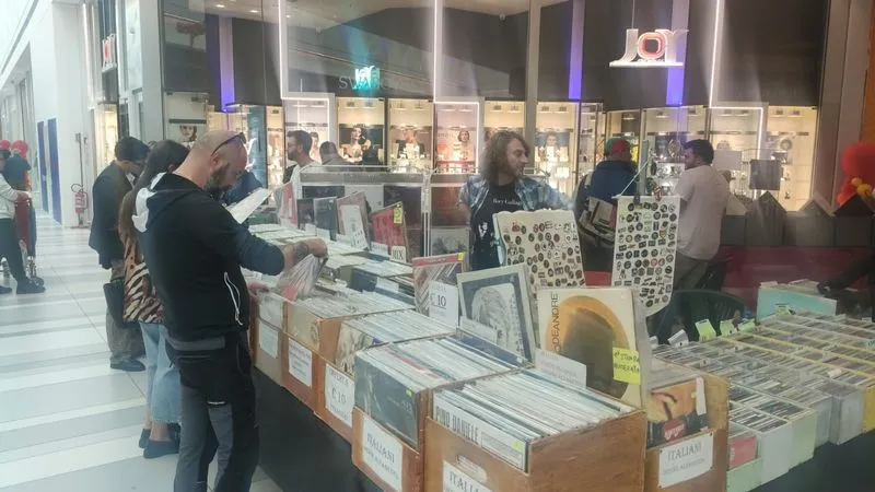 NICHELINO - Torna la mostra mercato del disco in vinile - FOTO