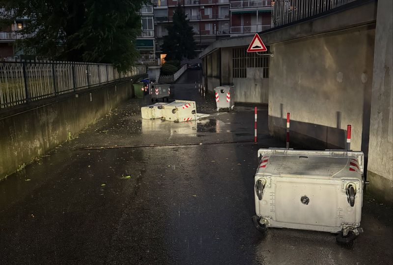 TORINO SUD - Nubifragio serale su Nichelino e dintorni: cassonetti ribaltati dal vento e alberi abbattuti