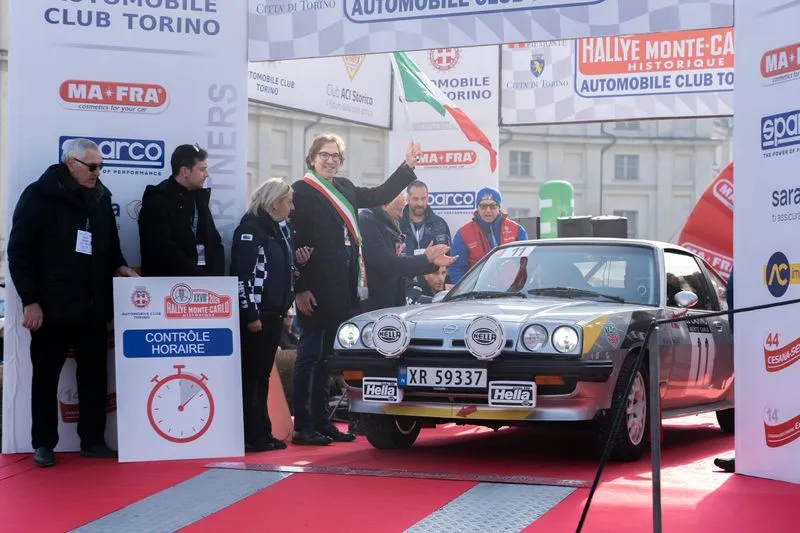 NICHELINO - Le auto d'epoca del Rallye Monte-Carlo Historique alla palazzina di caccia di Stupinigi - FOTO
