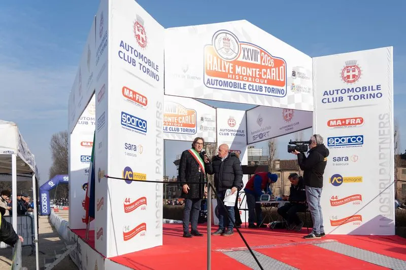 NICHELINO - Le auto d'epoca del Rallye Monte-Carlo Historique alla palazzina di caccia di Stupinigi - FOTO