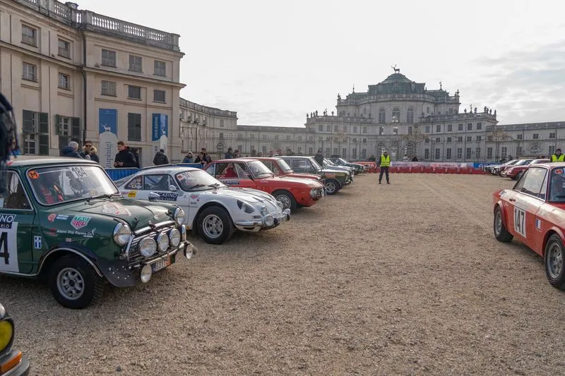 NICHELINO - Le auto d'epoca del Rallye Monte-Carlo Historique alla palazzina di caccia di Stupinigi - FOTO
