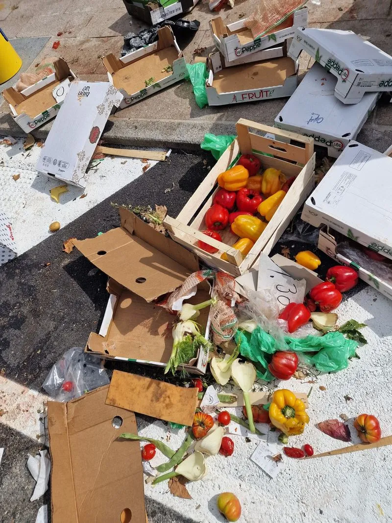 NICHELINO - Rifiuti abbandonati e non raccolti, a fine mercato la piazza è una discarica: la rabbia del presidente del Covar 14 - FOTO