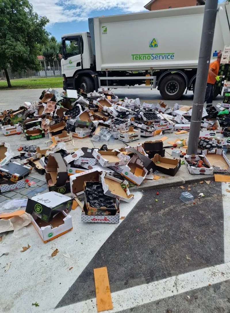 NICHELINO - Rifiuti abbandonati e non raccolti, a fine mercato la piazza è una discarica: la rabbia del presidente del Covar 14 - FOTO