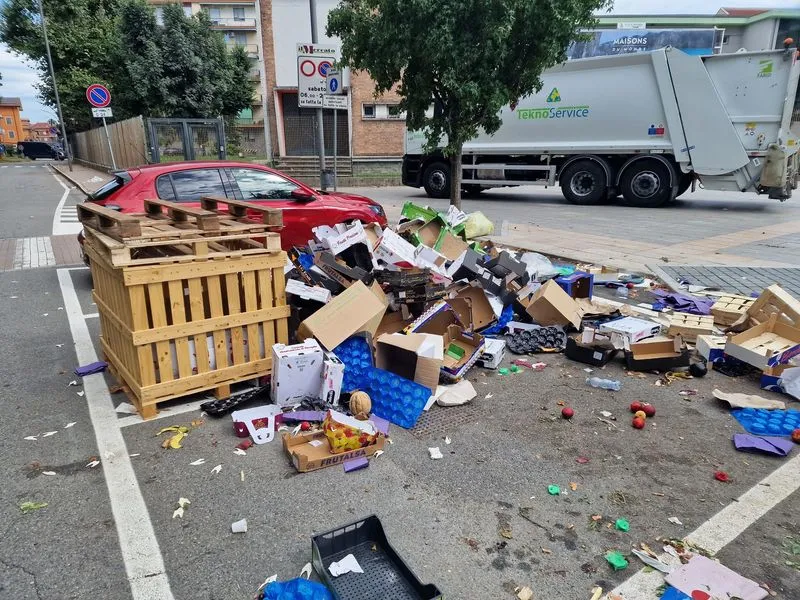 NICHELINO - Rifiuti abbandonati e non raccolti, a fine mercato la piazza è una discarica: la rabbia del presidente del Covar 14 - FOTO