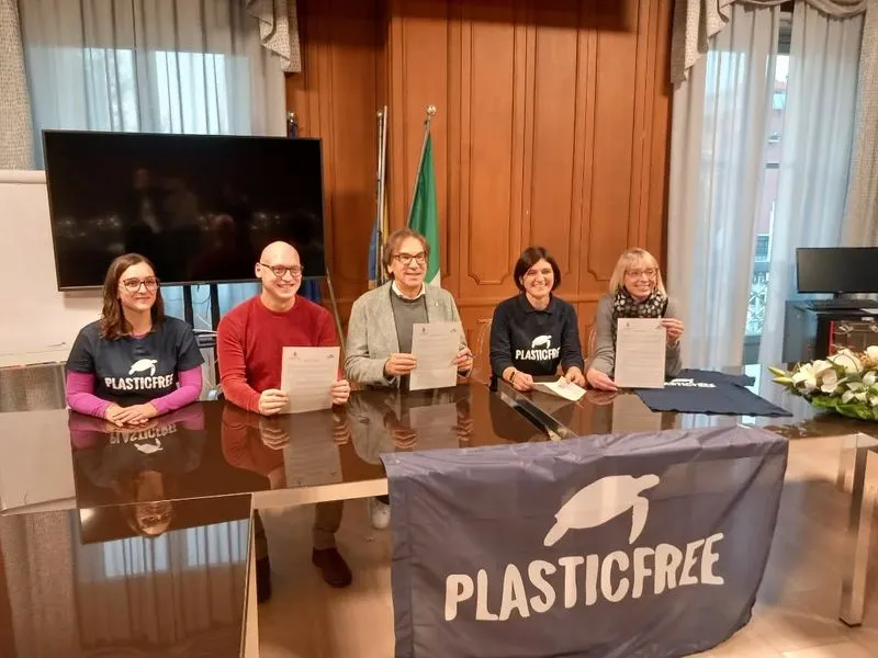 NICHELINO - Il Comune diventa Plastic Free: firmato il protocollo d'intesa con l'associazione di volontariato