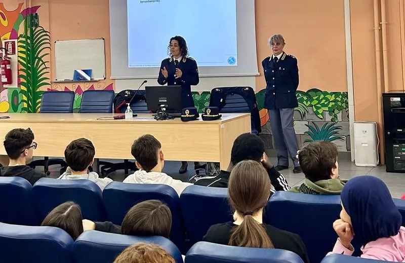 NICHELINO - Droga: gli studenti dell'Erasmo da Rotterdam a lezione con la polizia