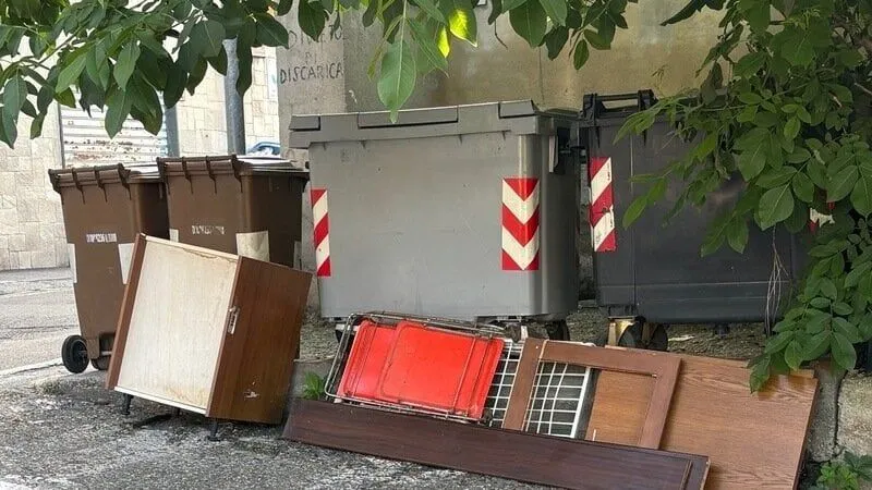 NICHELINO - Troppi rifiuti abbandonati in strada, raccolta firme dei cittadini per chiedere più pulizia e controlli