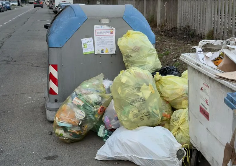 NICHELINO - Gli addetti controllano i sacchi della spazzatura e valutano la raccolta differenziata dei cittadini
