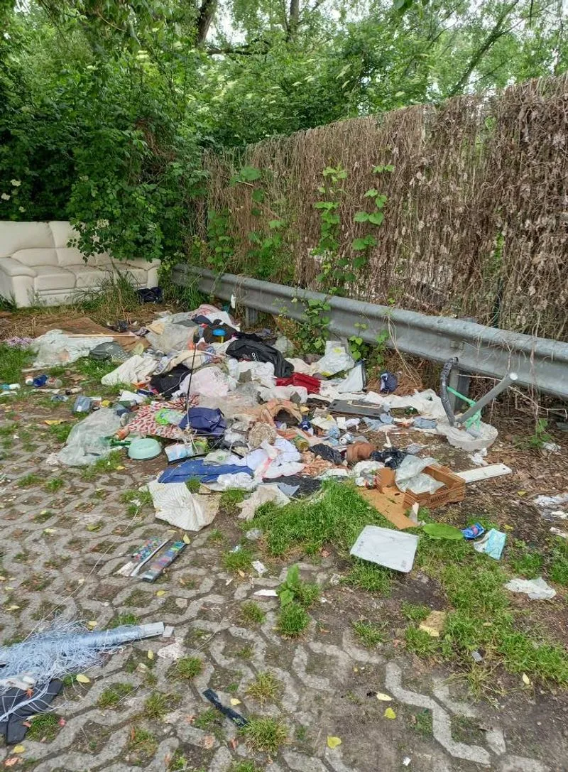 NICHELINO - Divani, cartacce, plastica e rifiuti di ogni genere abbandonati nell'area difronte al centro commerciale - FOTO