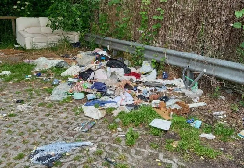 NICHELINO - Divani, cartacce, plastica e rifiuti di ogni genere abbandonati nell'area difronte al centro commerciale - FOTO