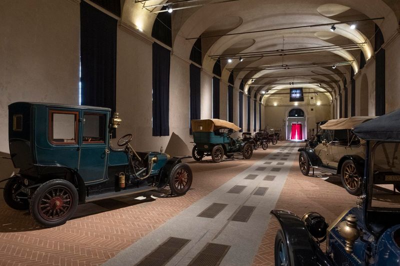 STUPINIGI - «Tra cavalli e motori: sulle strade della Regina»: mostra prorogata fino al 20 settembre