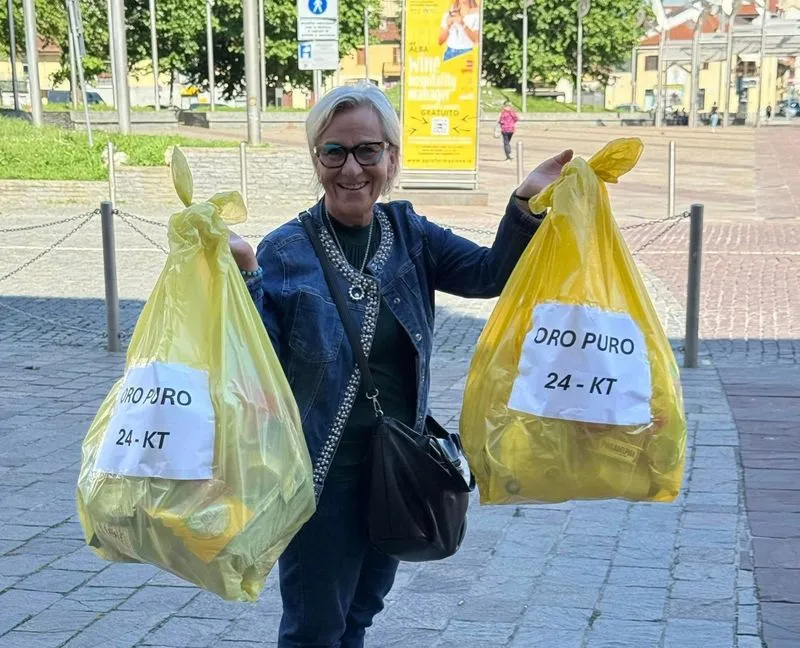 NICHELINO - Bollette Tari più care, monta la protesta dei cittadini che manifestano sotto il Comune