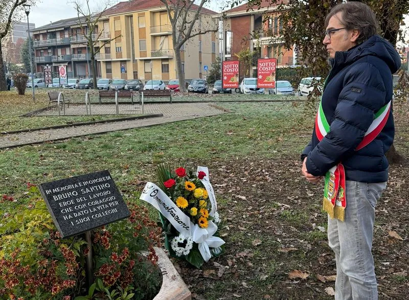 NICHELINO - Un mazzo di fiori per non dimenticare Bruno Santino, vittima del rogo alla ThyssenKrupp