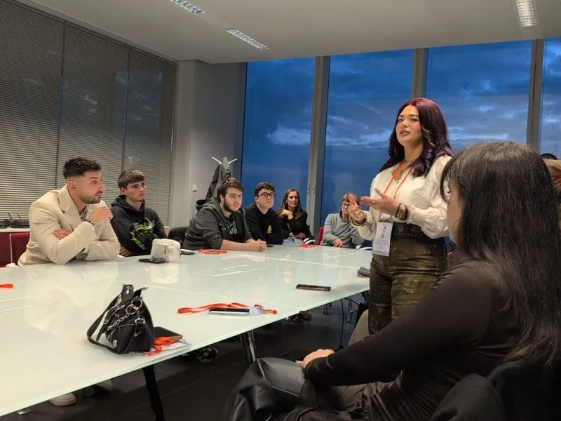 NICHELINO - I ragazzi del progetto «Underground - Radici in movimento» ospiti al Grattacielo della Regione - FOTO