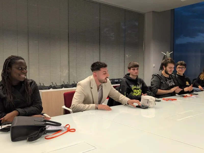 NICHELINO - I ragazzi del progetto «Underground - Radici in movimento» ospiti al Grattacielo della Regione - FOTO