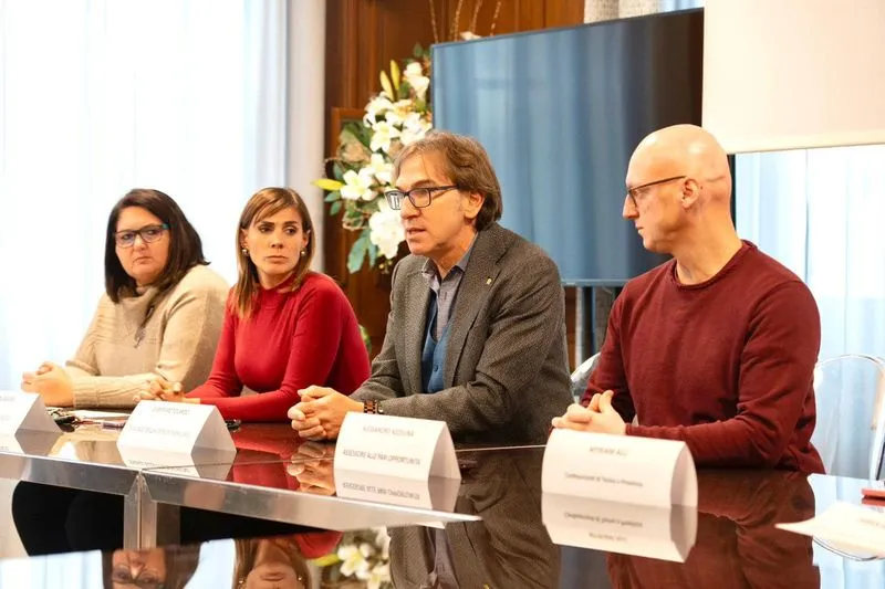 NICHELINO - Presentato il progetto Vetrine coraggio: i negozi scendono in campo contro la violenza di genere - FOTO