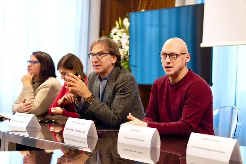 NICHELINO - Presentato il progetto Vetrine coraggio: i negozi scendono in campo contro la violenza di genere - FOTO