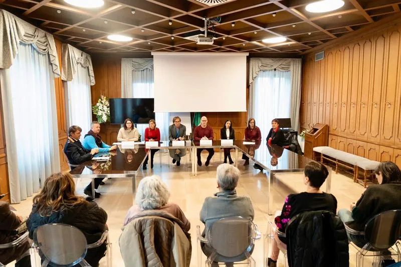 NICHELINO - Presentato il progetto Vetrine coraggio: i negozi scendono in campo contro la violenza di genere - FOTO