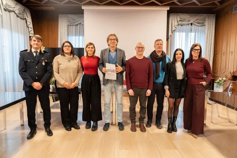 NICHELINO - Presentato il progetto Vetrine coraggio: i negozi scendono in campo contro la violenza di genere - FOTO