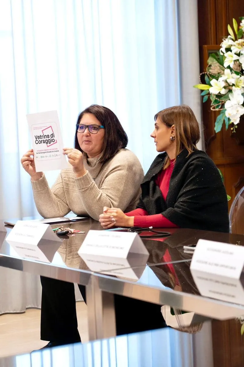 NICHELINO - Presentato il progetto Vetrine coraggio: i negozi scendono in campo contro la violenza di genere - FOTO