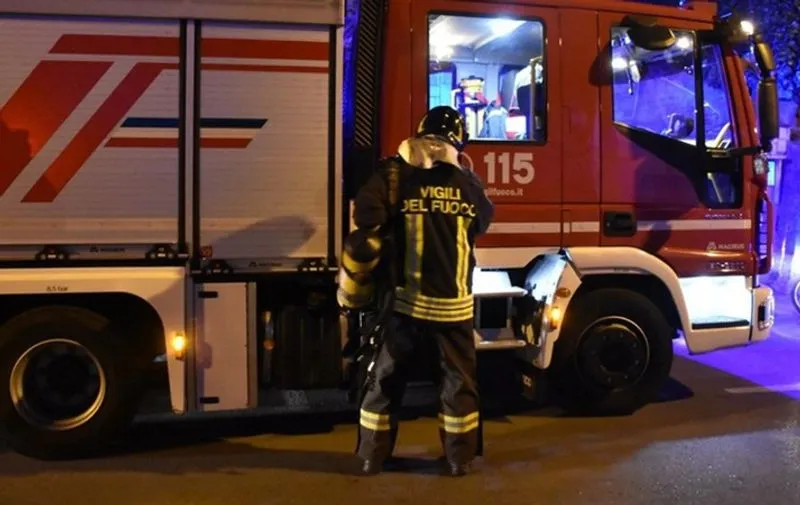 NICHELINO - Paura nel cuore della notte in via Bra: cinque auto divorate dalle fiamme - FOTO