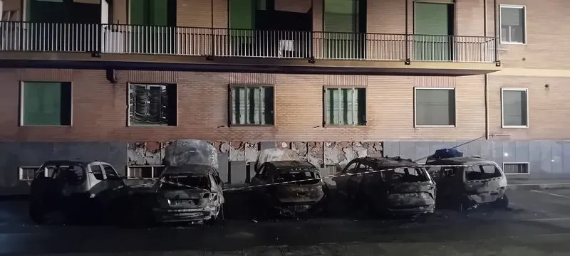 NICHELINO - Paura nel cuore della notte in via Bra: cinque auto divorate dalle fiamme - FOTO