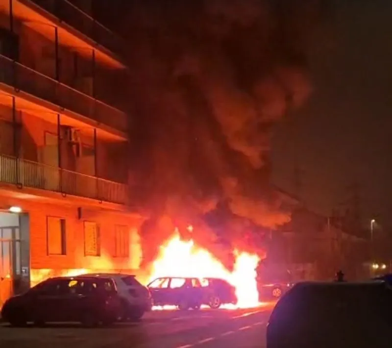 NICHELINO - Paura nel cuore della notte in via Bra: cinque auto divorate dalle fiamme - FOTO