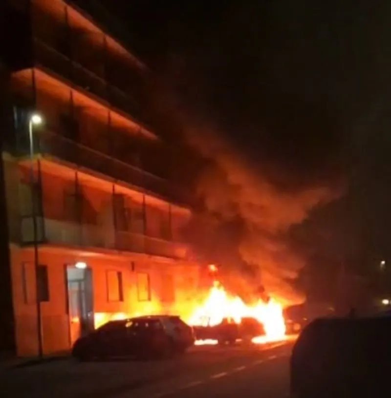 NICHELINO - Paura nel cuore della notte in via Bra: cinque auto divorate dalle fiamme - FOTO