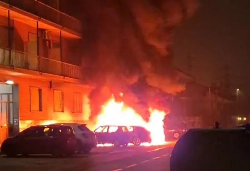 NICHELINO - Paura nel cuore della notte in via Bra: cinque auto divorate dalle fiamme - FOTO