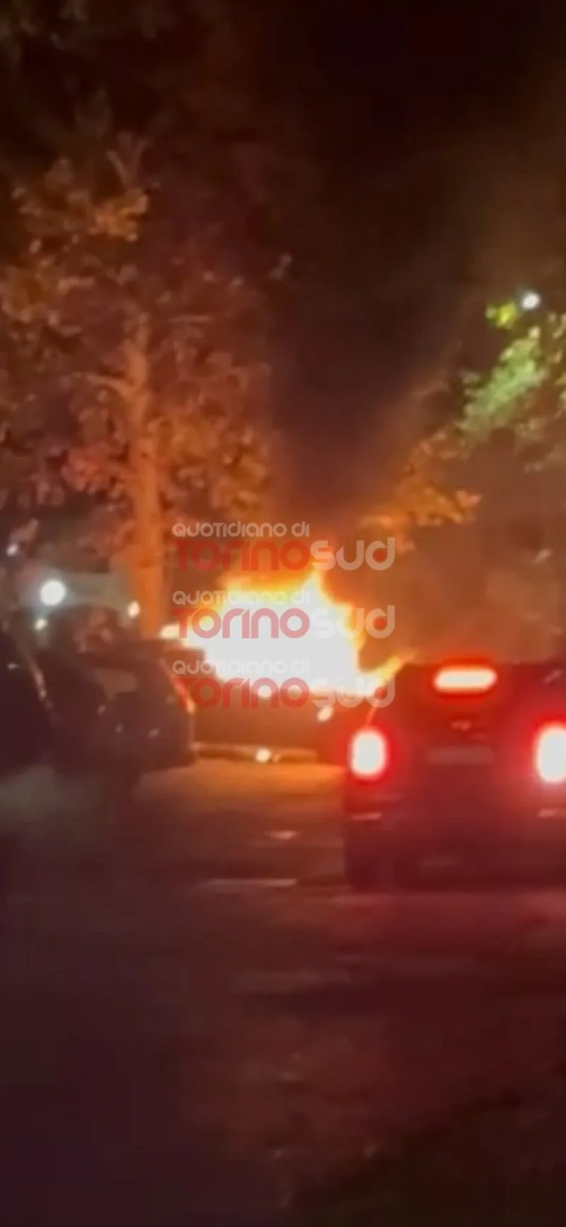 NICHELINO - Paura in via dei cacciatori: auto parcheggiata divorata dalle fiamme