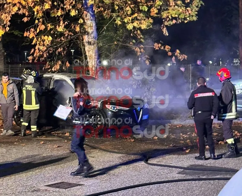 NICHELINO - Paura in via dei cacciatori: auto parcheggiata divorata dalle fiamme