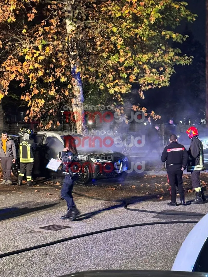 NICHELINO - Paura in via dei cacciatori: auto parcheggiata divorata dalle fiamme