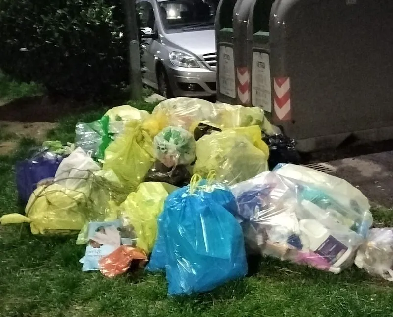 NICHELINO - Decine di sacchi di spazzatura abbandonati in strada: monta la rabbia dei residenti