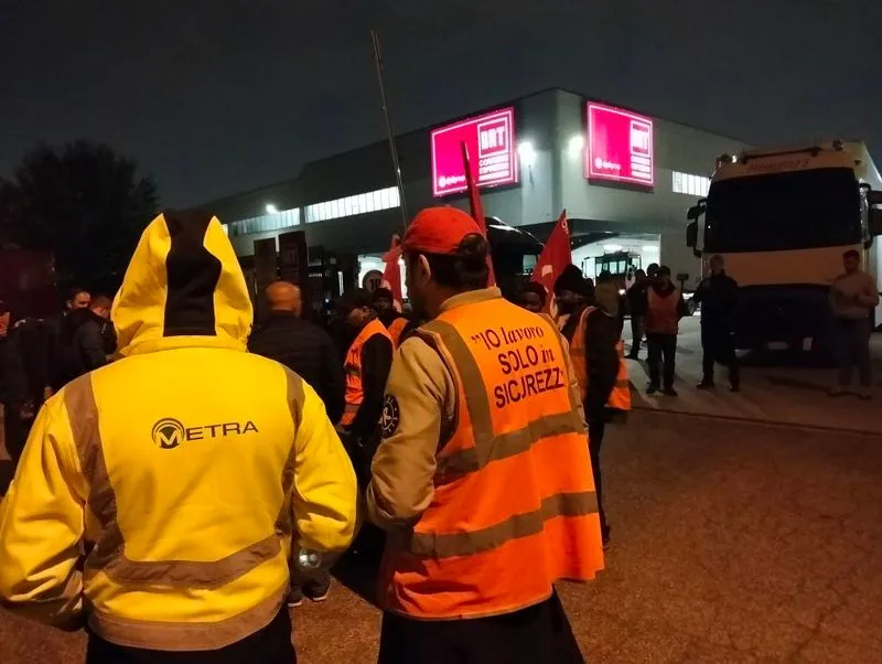 ORBASSANO - Lavoratori della filiera Brt e Cobas in sciopero al sito Interporto - FOTO