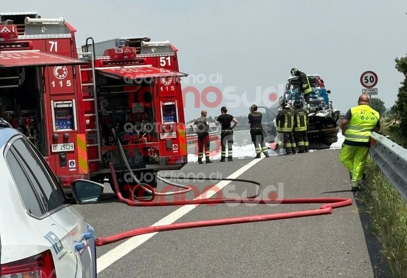 ORBASSANO - Carro-attrezzi in fiamme in autostrada: traffico in tilt - FOTO