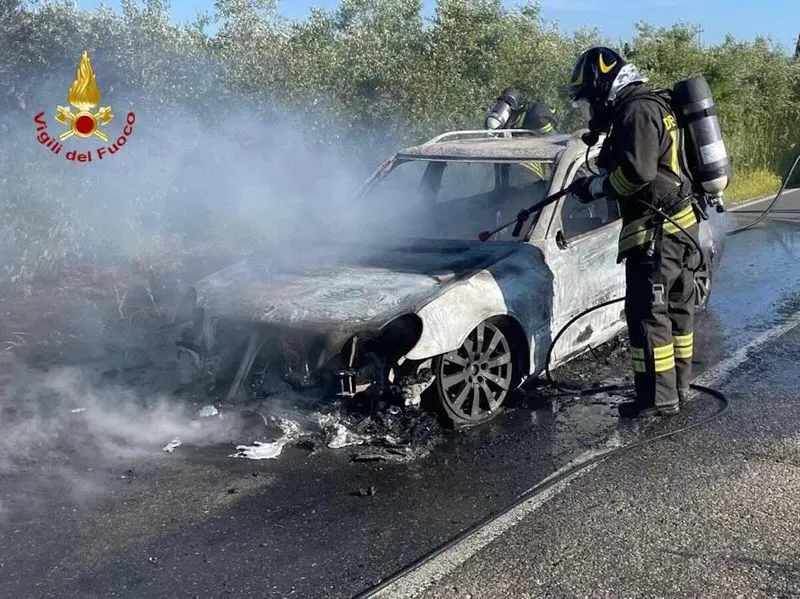 ORBASSANO - Auto prende fuoco durante la marcia sulla circonvallazione esterna: conducente salvo in extremis