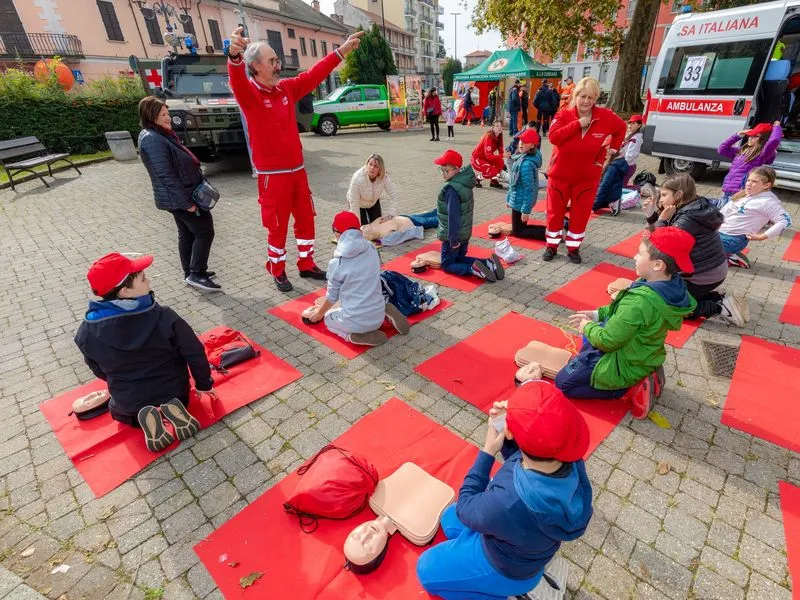 ORBASSANO - Più di mille ragazzi e ragazze delle scuole in piazza per «Evviva!» - FOTO